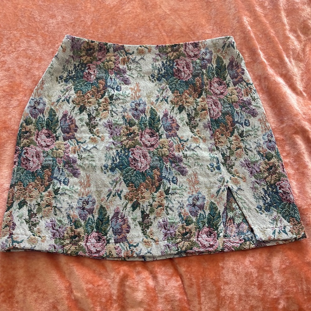 Pencil skirt with cut out. Floral print. Little cut out.